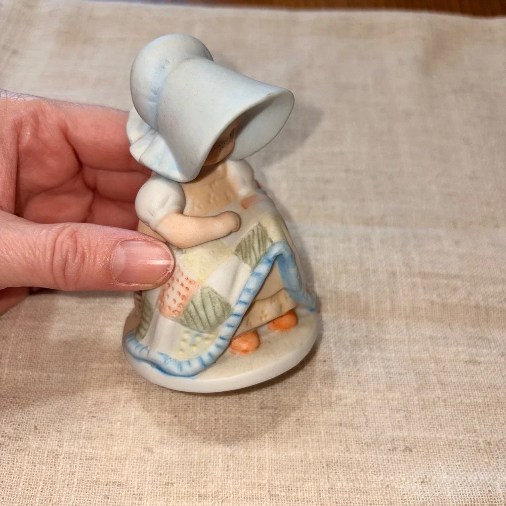 Circle of Friends by‎ Masterpiece Porcelain Figurines Boy Girl Set Eccl 9:10